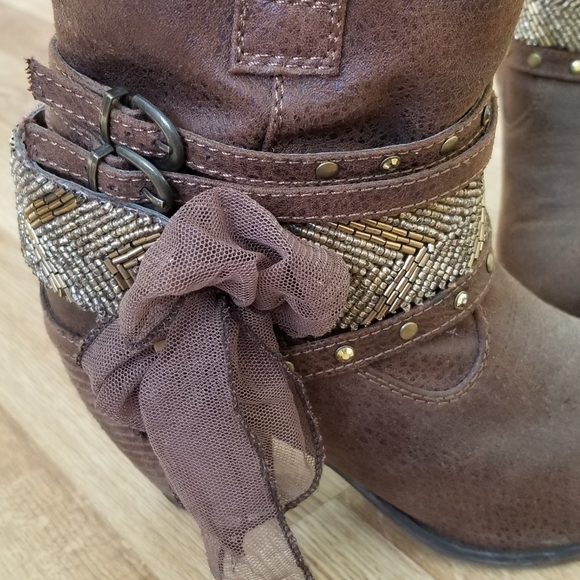 Boots - Picture 5 of 9